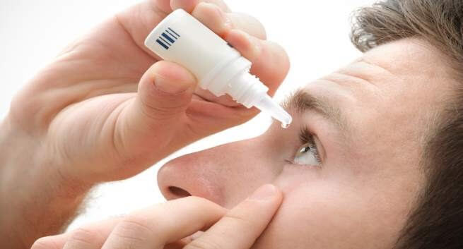 Nên thường xuyên rửa mắt với nước chuyên dụng để có được một đôi mắt khỏe