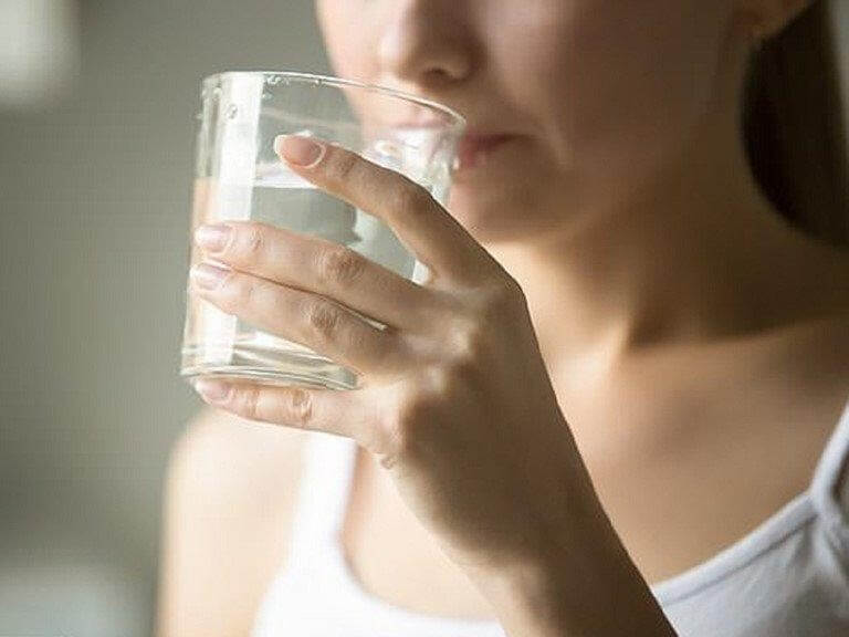 Khi bị đau bụng kinh nên uống nhiều nước.