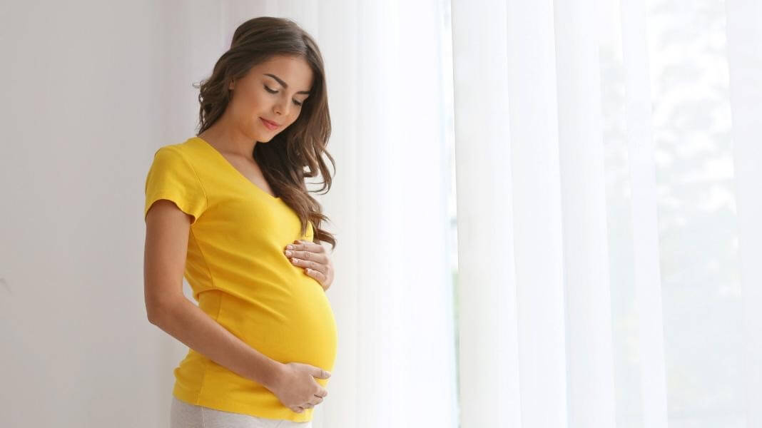 Phụ nữ mang thai và đang cho em bé bú nên cẩn trọng khi sử dụng thuốc