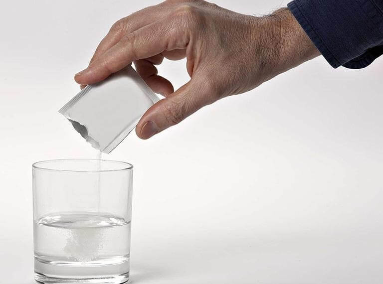 Cần pha thuốc Smecta với nước thành hỗn dịch để sử dụng.