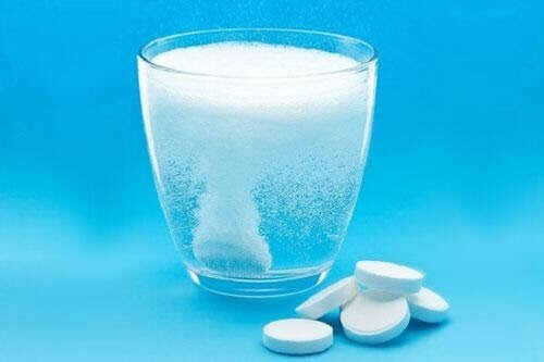 Khi uống thuốc, hòa tan viên thuốc vào nước.